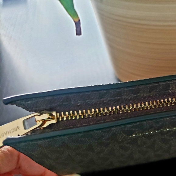 Clutch - Picture 2 of 6